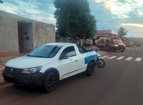 Motociclista fica ferida após colisão com Saveiro no Bairro Água Azul, em Ivinhema