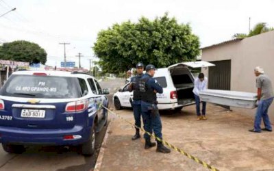 Filho encontra mulher morta em casa e com marcas de esganadura no pescoço