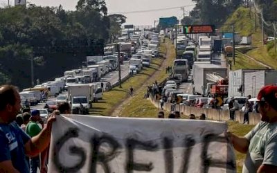 Caminhoneiros podem parar o país ainda este mês