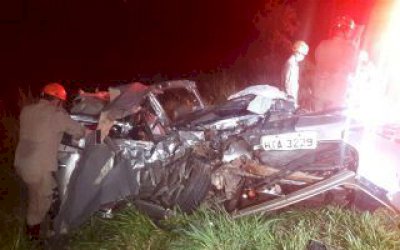 Acidente entre carro e caminhão mata três pessoas na BR-060