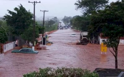 Córrego transborda, água invade casas e bloqueia rodovia