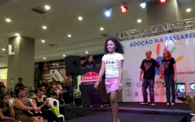 Crianças para adoção desfilam em passerelle para eventuais interessados