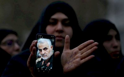 Milhares de pessoas participam do funeral de general iraniano