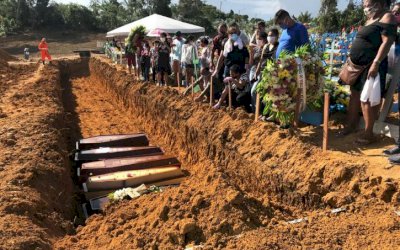 Sem espaço para enterrar as vítimas da Covid-19, Manaus empilha caixões