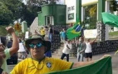 Professor vai a ato pró-Bolsonaro sem máscara e morre um mês depois com suspeita de coronavírus