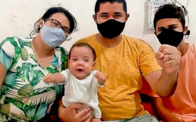 Bebê que passou por 4 internações vence o covid e consegue voltar pra casa