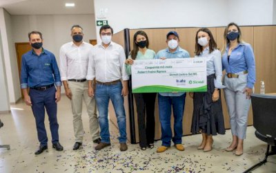 Sicredi Centro-Sul MS entrega prêmio a associado de Dourados ganhador no sorteio do Seguro de Vida
