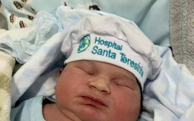 Superbebê nasce com 5,384 kg, medindo 55 centímetros de comprimento e impressiona pais e médicos