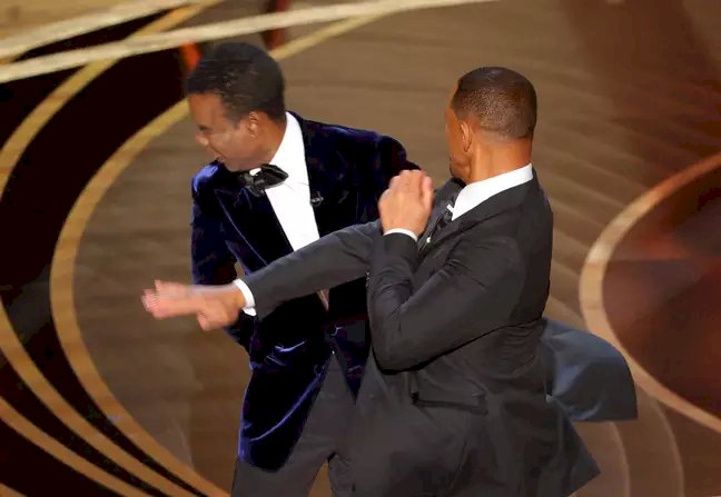 Will Smith dá um soco em Chris Rock ao vivo no Oscar 2022