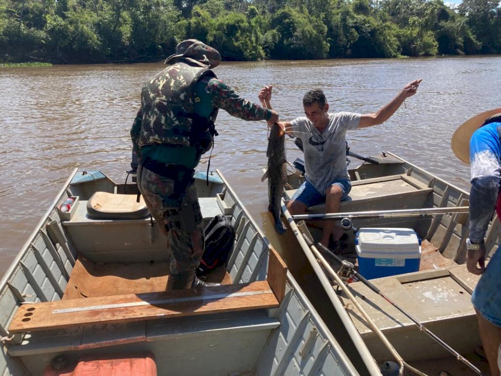 PMA fiscaliza pescador no momento em que ele captura peixe de 84 centímetros e o solta no rio por o tamanho mínimo de captura