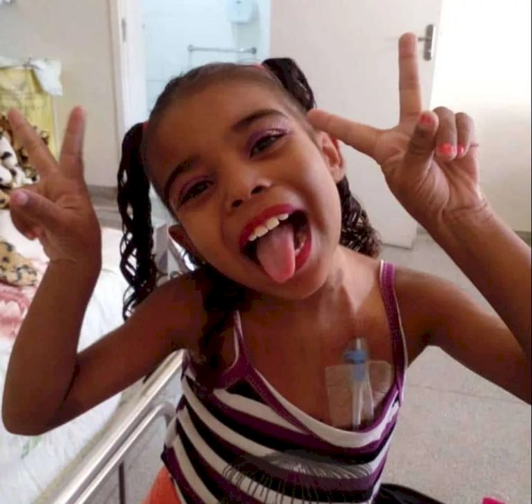 Menina de 7 anos que pediu rim de presente ao Papai Noel morre na fila de transplante