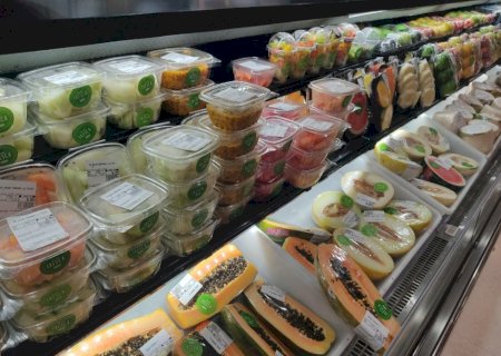 Dicas para quem vive sozinho organizar a rotina de refeições e consumir alimentos saudáveis