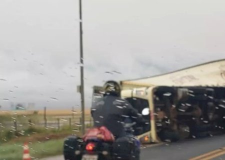 Vendaval tomba carretas na BR-163 e causa estragos em MS