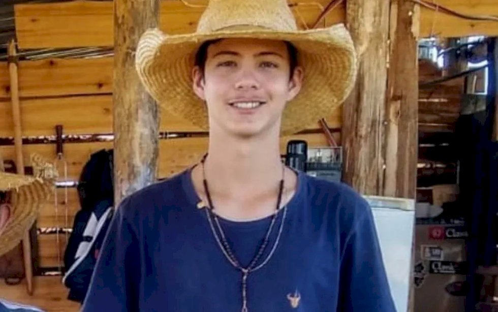 Peão de 18 anos morre após montaria em touro no rodeio