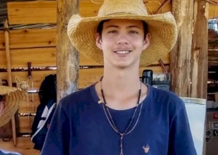 Peão de 18 anos morre após montaria em touro no rodeio