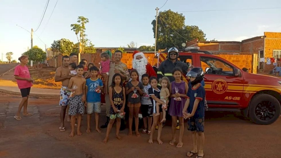 Ivinhema - Bombeiros distribuiem kits de doces para ás crianças dos bairros.