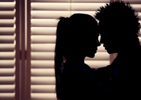 Pornô aos 12; primeira transa aos 18: estudo mostra hábitos sexuais no país.