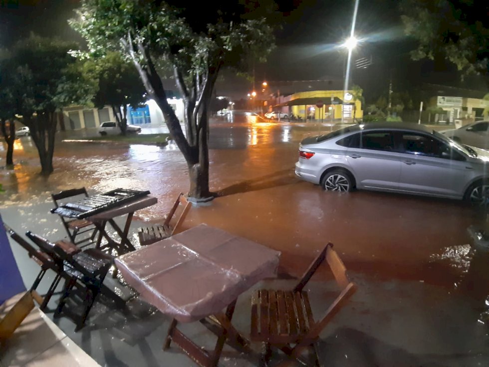 Ivinhema - Forte temporal, alaga ruas e avenidas da cidade.