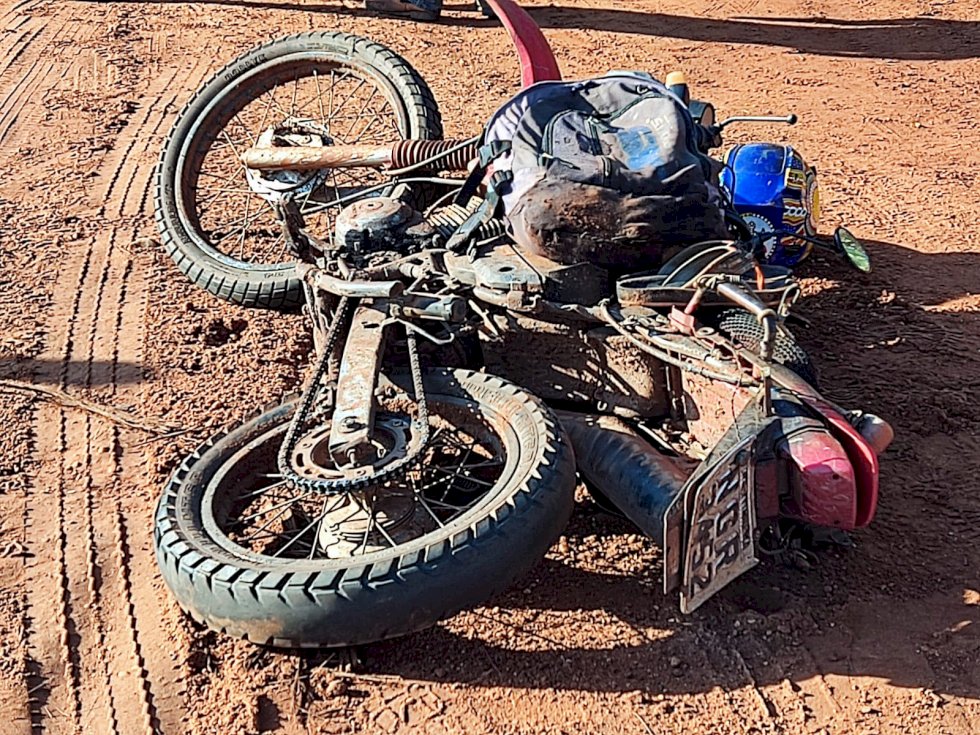 Ivinhema - Acidente entre carro e moto em estrada vicinal deixa uma vitima ferida.