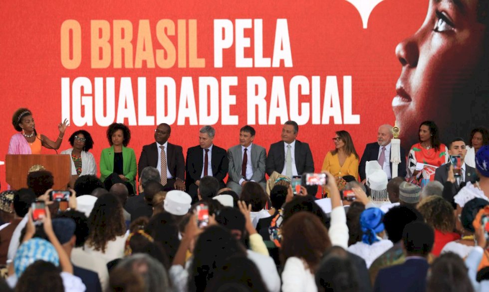 Lula titula áreas quilombolas após quatro anos de paralisação.
