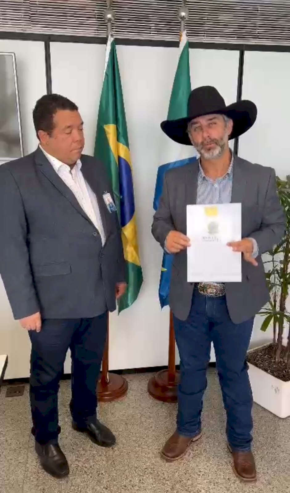 Prefeito de Ivinhema protocola proposta de pavimentação asfáltica no gabinete do Senador Nelsinho Trad.