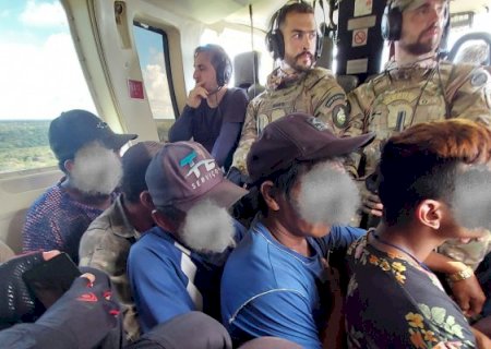 Com helicóptero, trabalhadores são resgatados em condições análogas à escravidão de área alagada do Pantanal.
