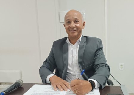 VEREADOR GERSINHO COBROU UNIFORMES PARA SERVIDORES DA REDE MUNICIPAL DE ENSINO E COBERTURA NOS FUNDOS DE ESCOLA INFANTIL