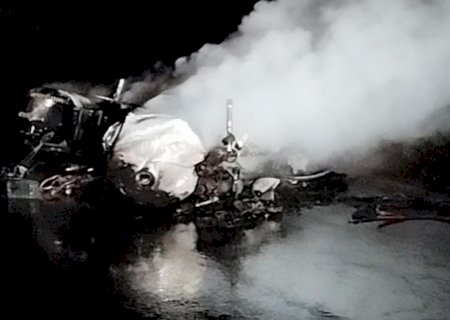 Ivinhema - Moto é destruída pelo fogo após acidente na BR-376.