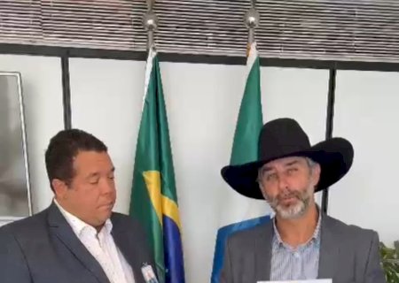 Prefeito de Ivinhema protocola proposta de pavimentação asfáltica no gabinete do Senador Nelsinho Trad.