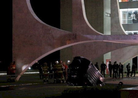 Carro cai em espelho d'água do Palácio do Planalto.