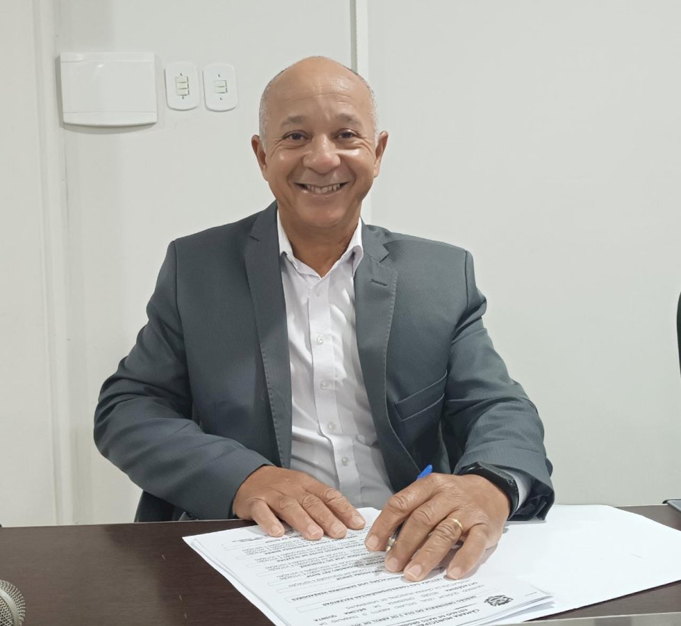 VEREADOR GERSON PEDIU CAMPO DE FUTEBOL NO BAIRRO SOLAR DO VALE E COBROU PROVIDÊNCIAS SOBRE RUA DA NOVA SEDE DA SECRETARIA DE SAÚDE