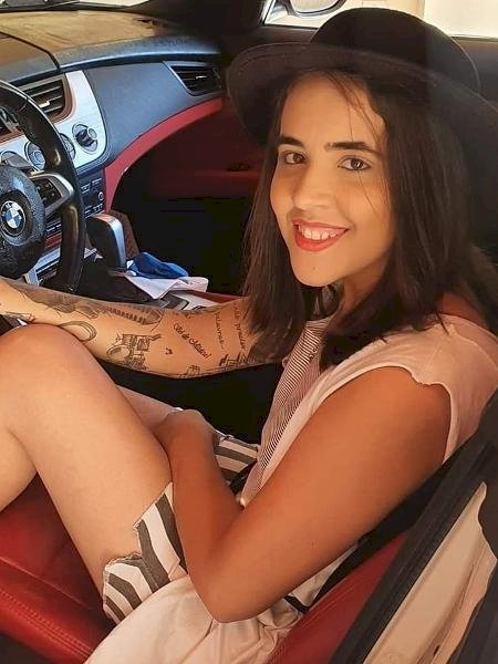 Cantora sertaneja morre em capotamento de carro no interior de SP.