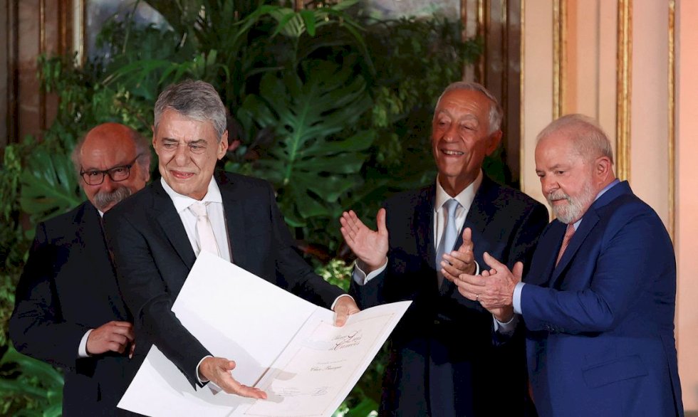 Chico Buarque recebe Prêmio Camões após quatro anos.