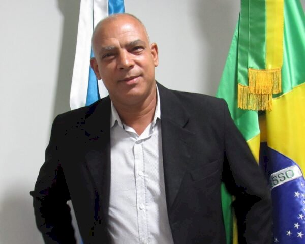 CLAUDIÃO SOLICITOU CONSTRUÇÃO DE QUADRA DE AREIA EM CRECHE, CAÇAMBAS DE ENTULHO E “BRAÇOS” DE LUMINÁRIAS PARA POSTES NO DISTRITO DE AMANDINA