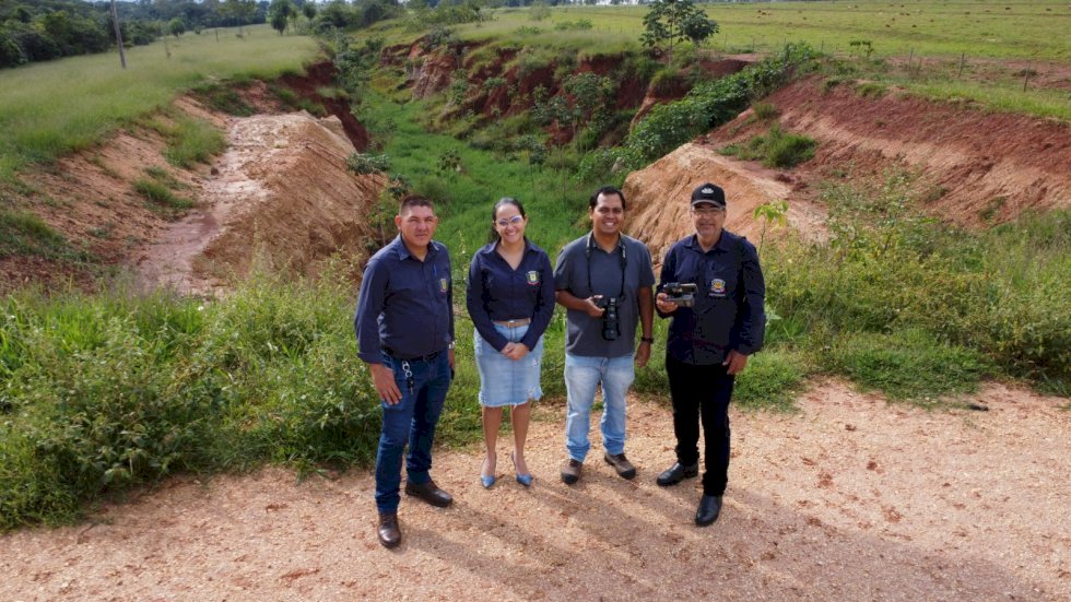 Secretária de Planejamento faz visita técnica em área afetada por erosão no Distrito de Amandina