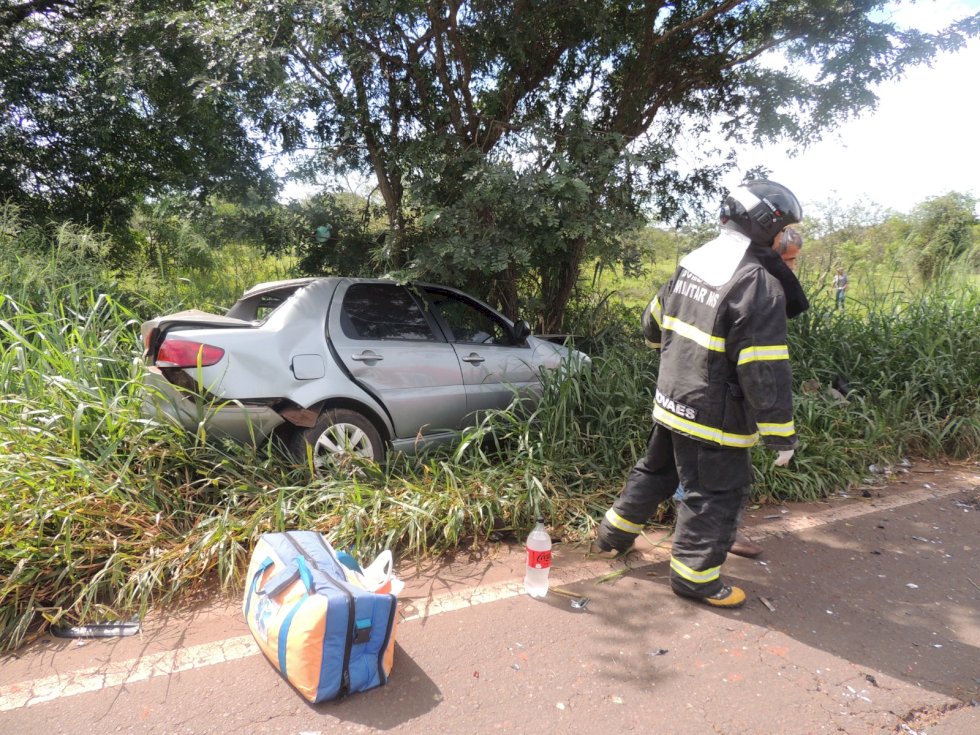 Ivinhema - Acidente na BR -376 envolvendo uma carreta e dois veículos de passeio próximo a Vila Alice.