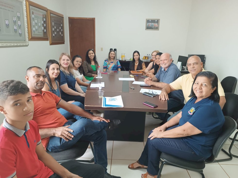 VEREADORES SE REÚNEM COM SECRETÁRIA E EQUIPE DA ASSISTÊNCIA SOCIAL