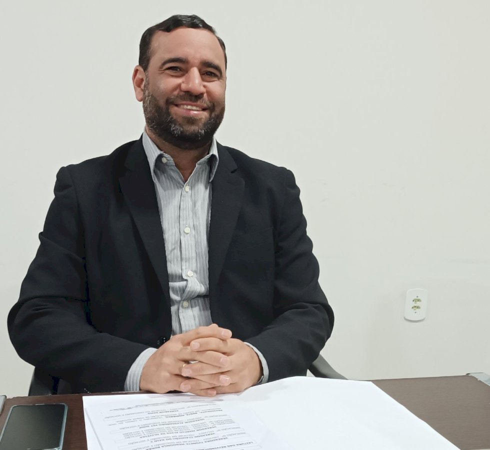 ALESSANDRO SOLICITOU QUE RUA DA SECRETARIA DE SAÚDE SEJA TRANSFORMAR EM VIA DE “MÃO ÚNICA” OU QUE CARROS ESTACIONEM SOMENTE DE UM LADO