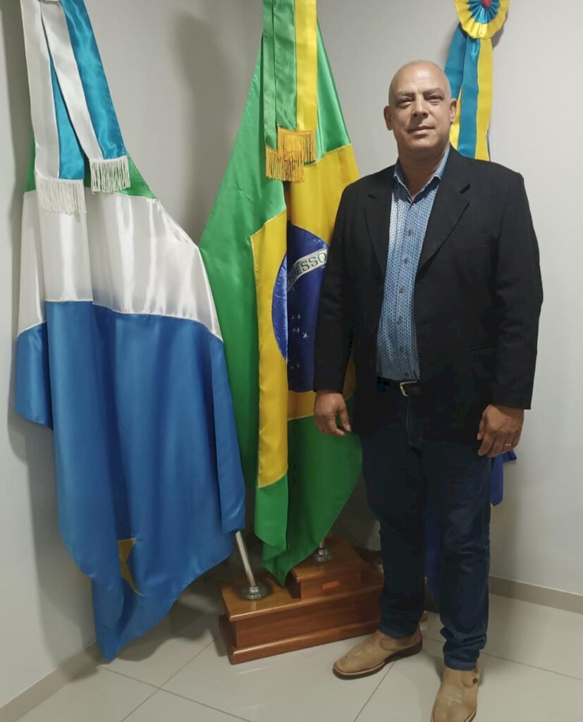 VEREADOR CLAUDIÃO DESEJA A DESTINAÇÃO DE UM FUNCIONÁRIO PARA ATENDER NA FARMÁCIA DO POSTO DE SAÚDE DE AMANDINA