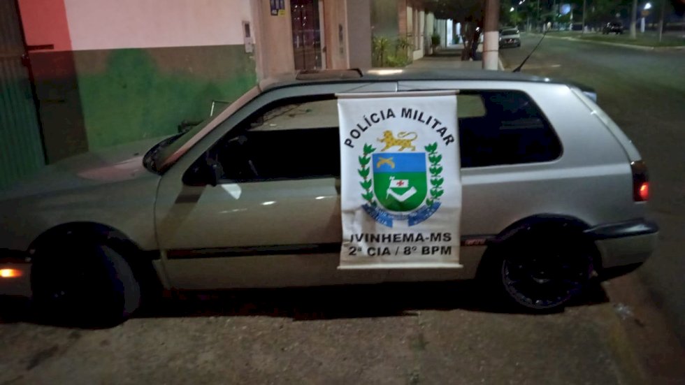 Ivinhema - Polícia Militar conduz jovem para a delegacia por prática de direção perigosa.