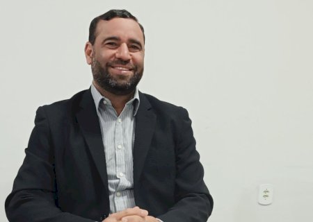 ALESSANDRO SOLICITOU QUE RUA DA SECRETARIA DE SAÚDE SEJA TRANSFORMAR EM VIA DE “MÃO ÚNICA” OU QUE CARROS ESTACIONEM SOMENTE DE UM LADO