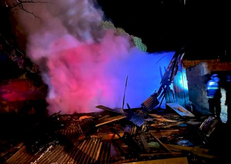 Residência pega fogo no bairro Itapoã.