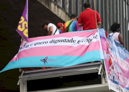 Marcha Trans ocupa ruas centrais de São Paulo e pede mais visibilidade.