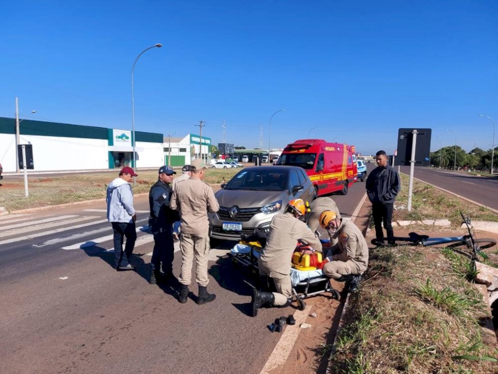 Mulher é atropelada em faixa de pedestre na BR-267 .