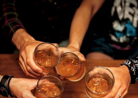 Bebidas alcoólicas impulsionam e-commerce no Brasil e destilarias tradicionais aderem ao mercado virtual.