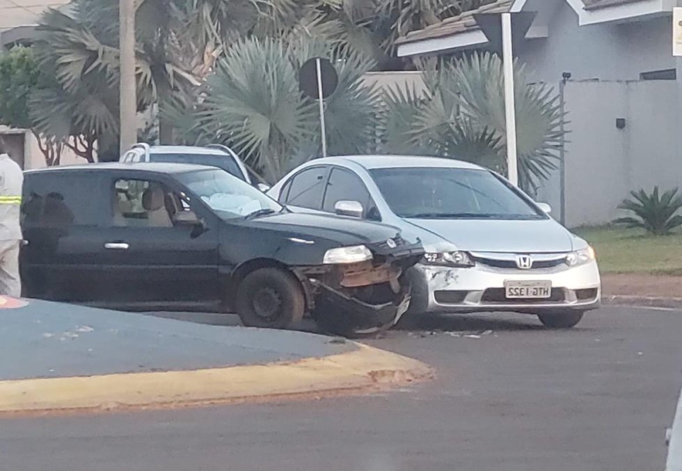 Ivinhema - Colisão entre dois veículos na rotatória da Praça de Eventos.