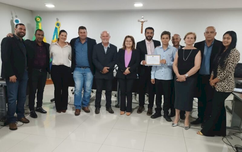 CÂMARA DE IVINHEMA ENTREGA MOÇÃO DE APLAUSOS AO MAESTRO GEAN EUZÉBIO