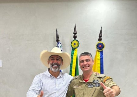 Comandante do corpo de bombeiros de Ivinhema visitou gabinete do prefeito de Juliano Ferro.