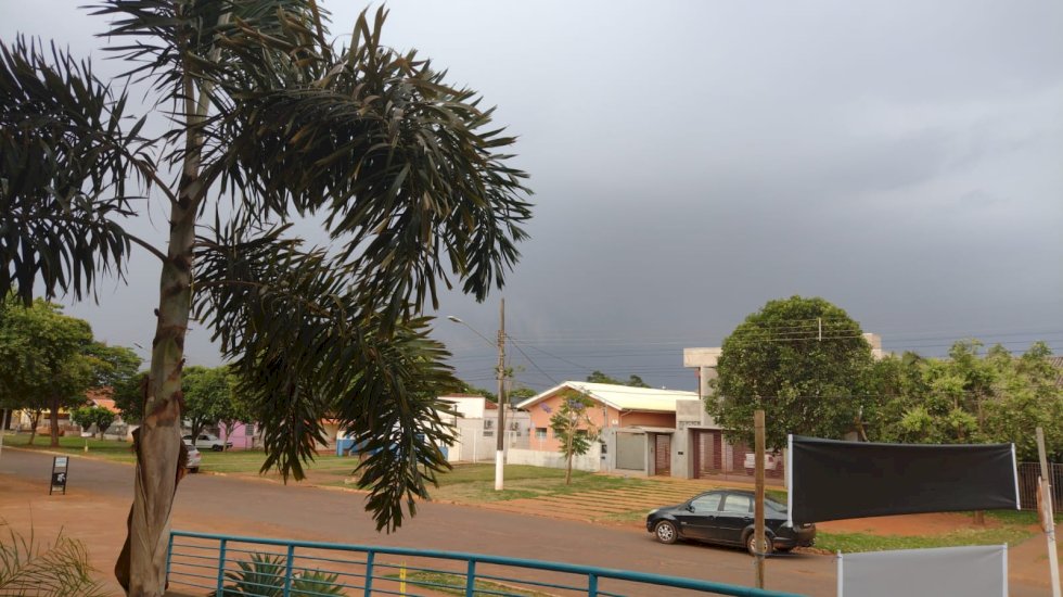 Semana começa com altas temperaturas e possibilidade de chuva no Estado.
