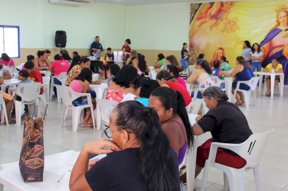 Em ‘Tarde Rosa’, mulheres recebem informações sobre autocuidado feminino.